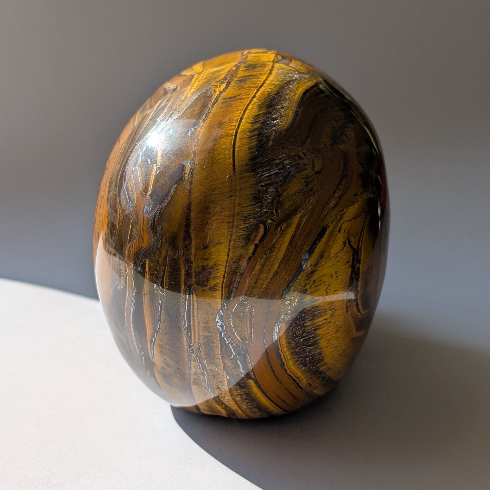 Ein monumentaler, 1480g schwerer Kristallschädel 'Thar' aus Tigerauge mit einem hypnotisierenden, goldenen Schimmer (Chatoyance).