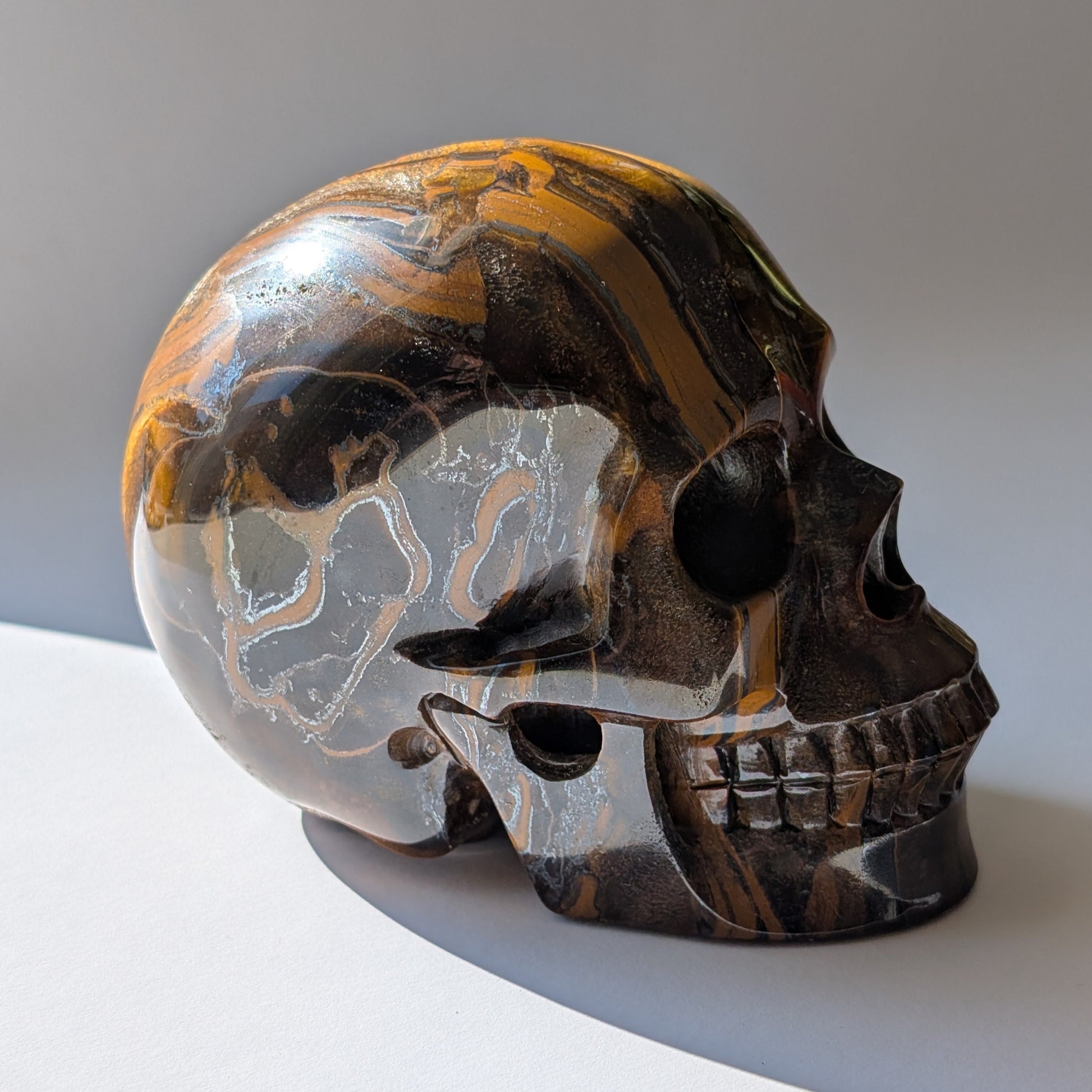 Ein monumentaler, 1480g schwerer Kristallschädel 'Thar' aus Tigerauge mit einem hypnotisierenden, goldenen Schimmer (Chatoyance).