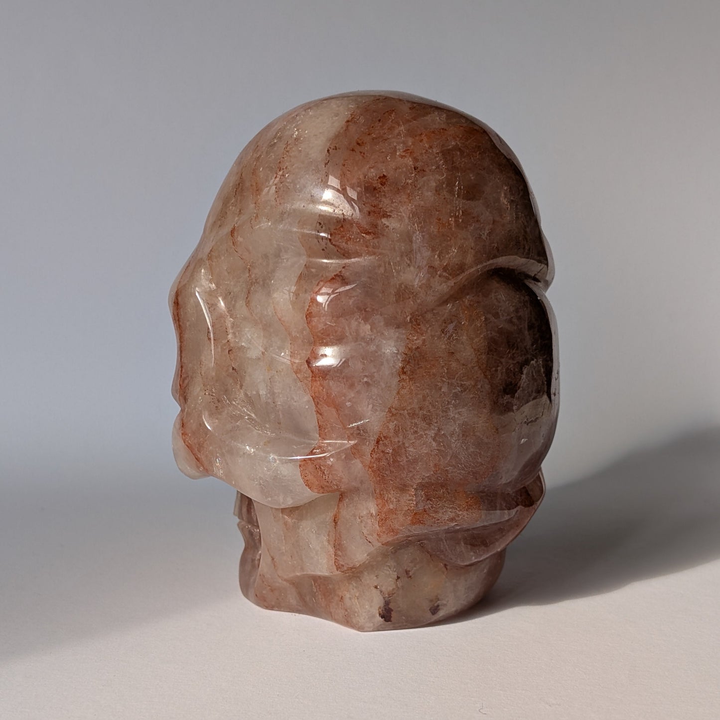 Ein monumentaler, 1525g schwerer Kristallschädel 'Zichorias' aus Erdbeerquarz mit rötlichen Einschlüssen, als Teil einer limitierten, auf Bali gefertigten Meister-Edition.