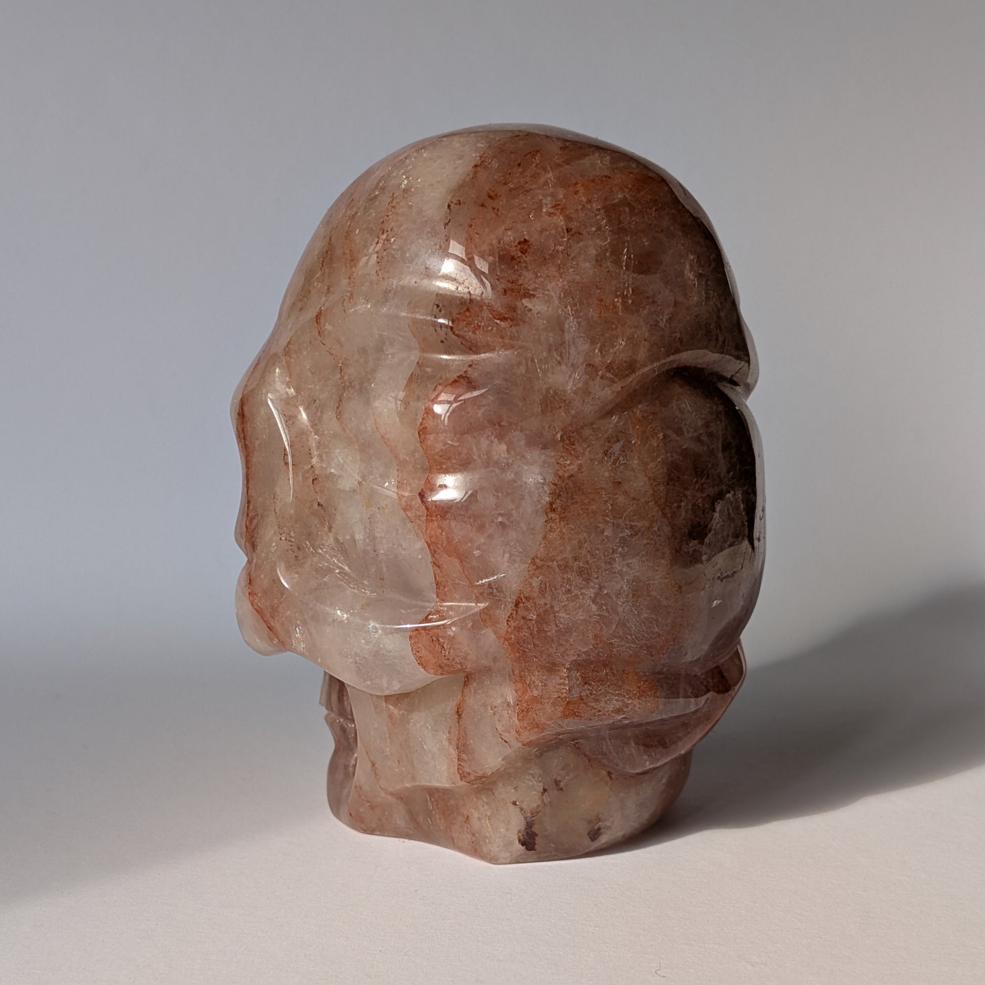 Ein monumentaler, 1525g schwerer Kristallschädel 'Zichorias' aus Erdbeerquarz mit rötlichen Einschlüssen, als Teil einer limitierten, auf Bali gefertigten Meister-Edition.