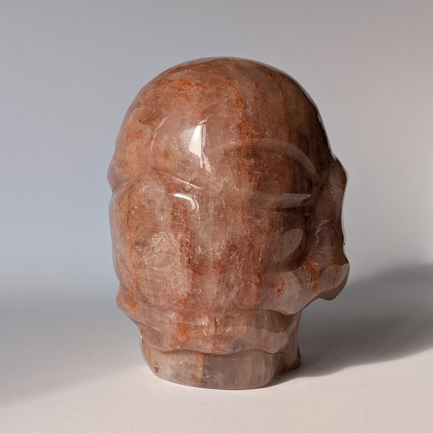 Ein monumentaler, 1525g schwerer Kristallschädel 'Zichorias' aus Erdbeerquarz mit rötlichen Einschlüssen, als Teil einer limitierten, auf Bali gefertigten Meister-Edition.