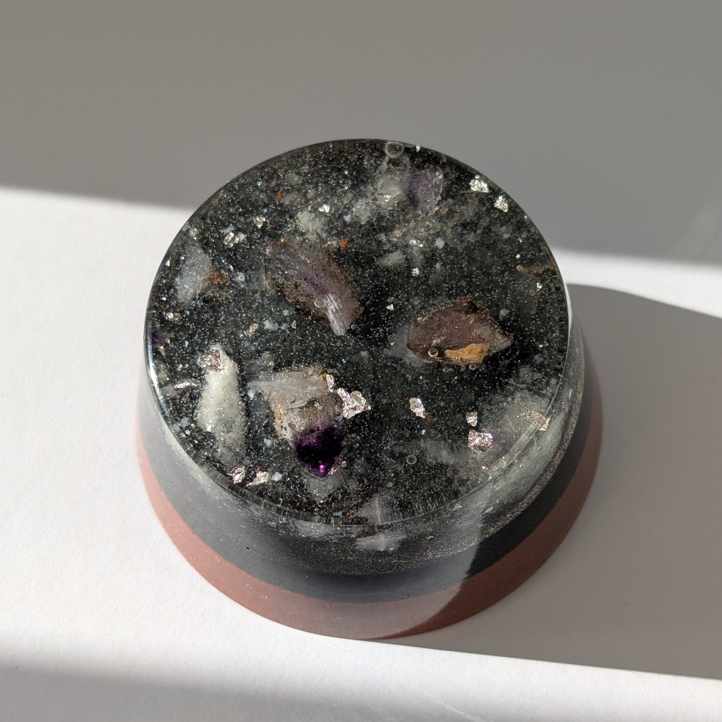 Ein runder Orgonit Raumharmonisierer 'Das Brandberg-Portal' mit seltenem Brandberg Amethyst, Schungit und Blattsilber.