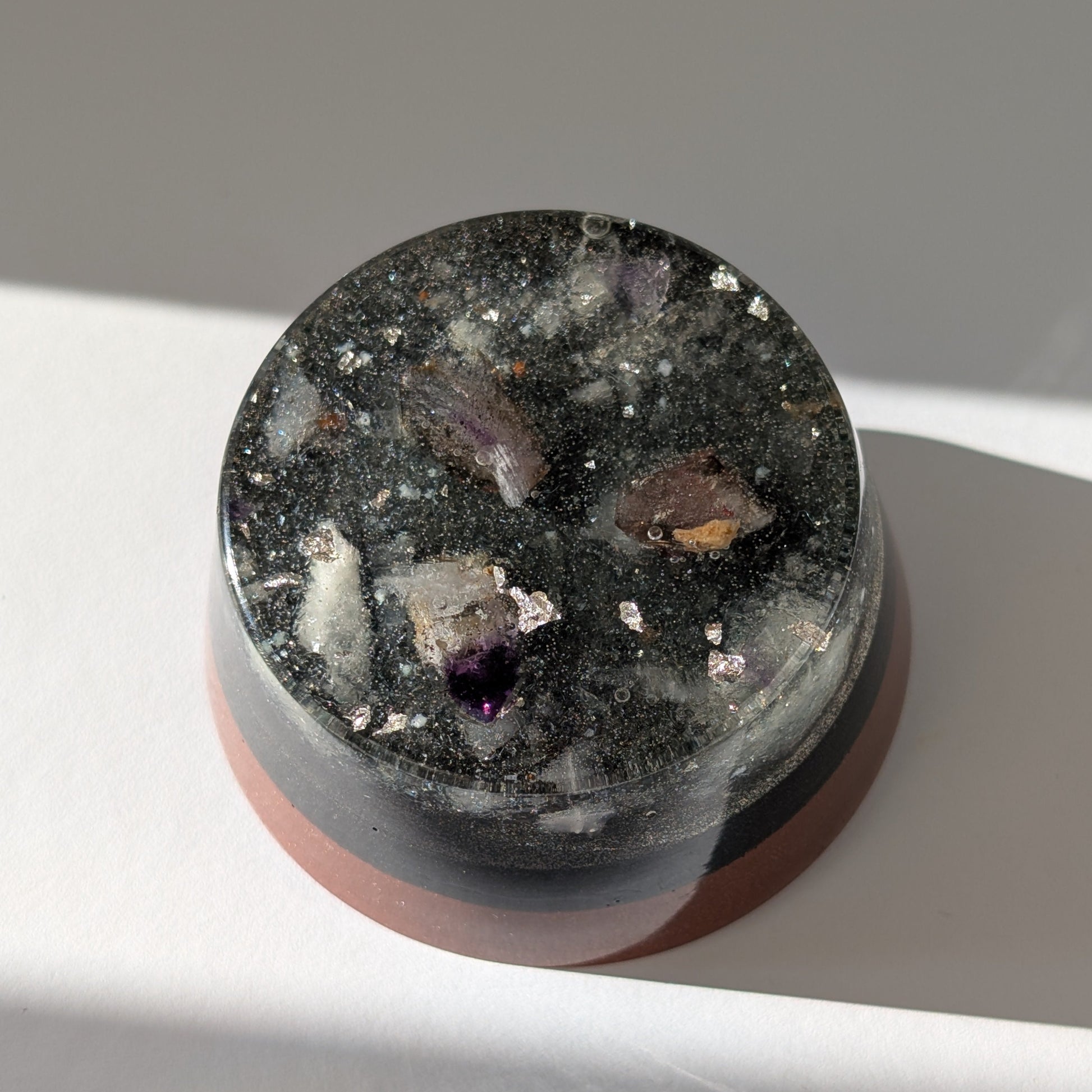Ein runder Orgonit Raumharmonisierer 'Das Brandberg-Portal' mit seltenem Brandberg Amethyst, Schungit und Blattsilber.