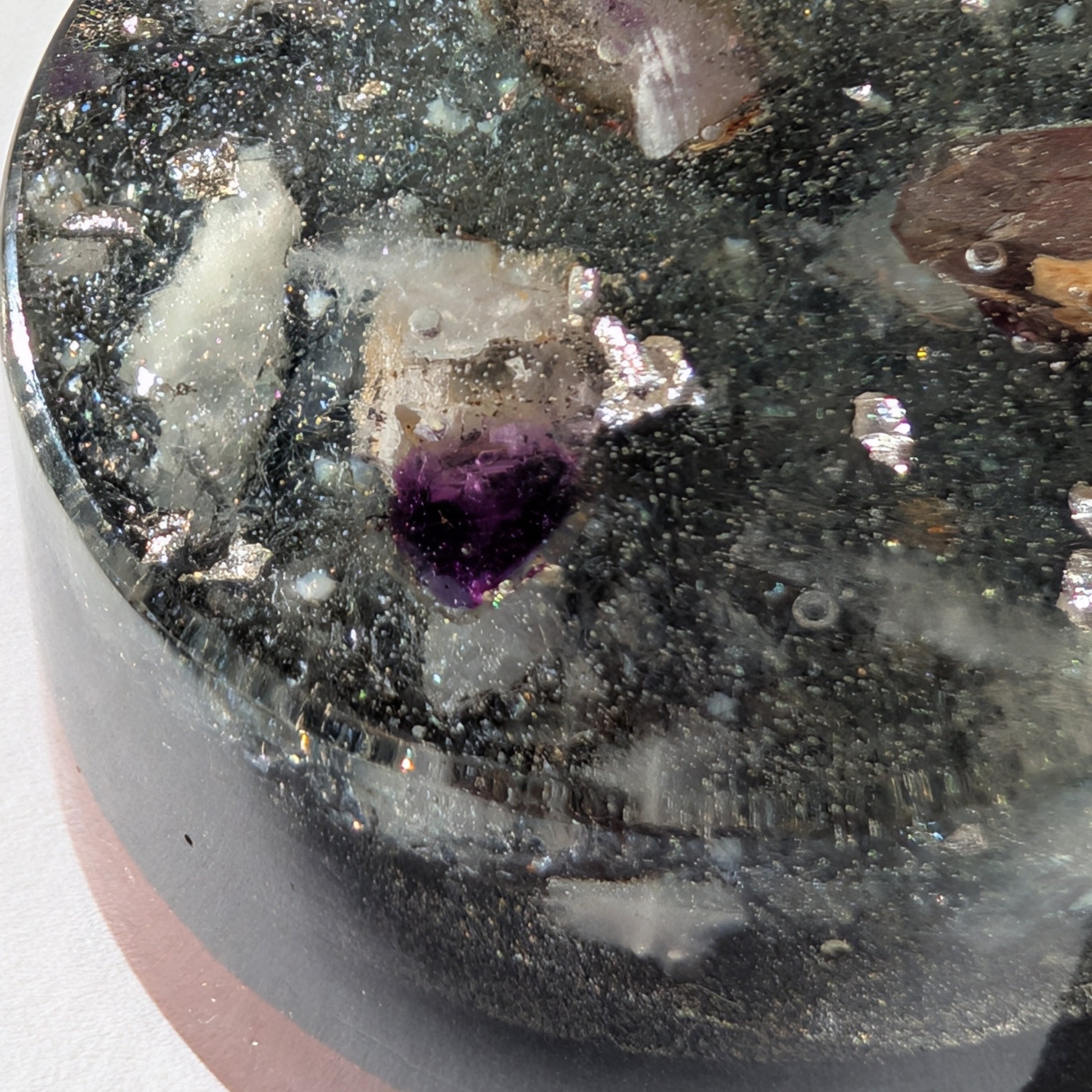 Ein runder Orgonit Raumharmonisierer 'Das Brandberg-Portal' mit seltenem Brandberg Amethyst, Schungit und Blattsilber.