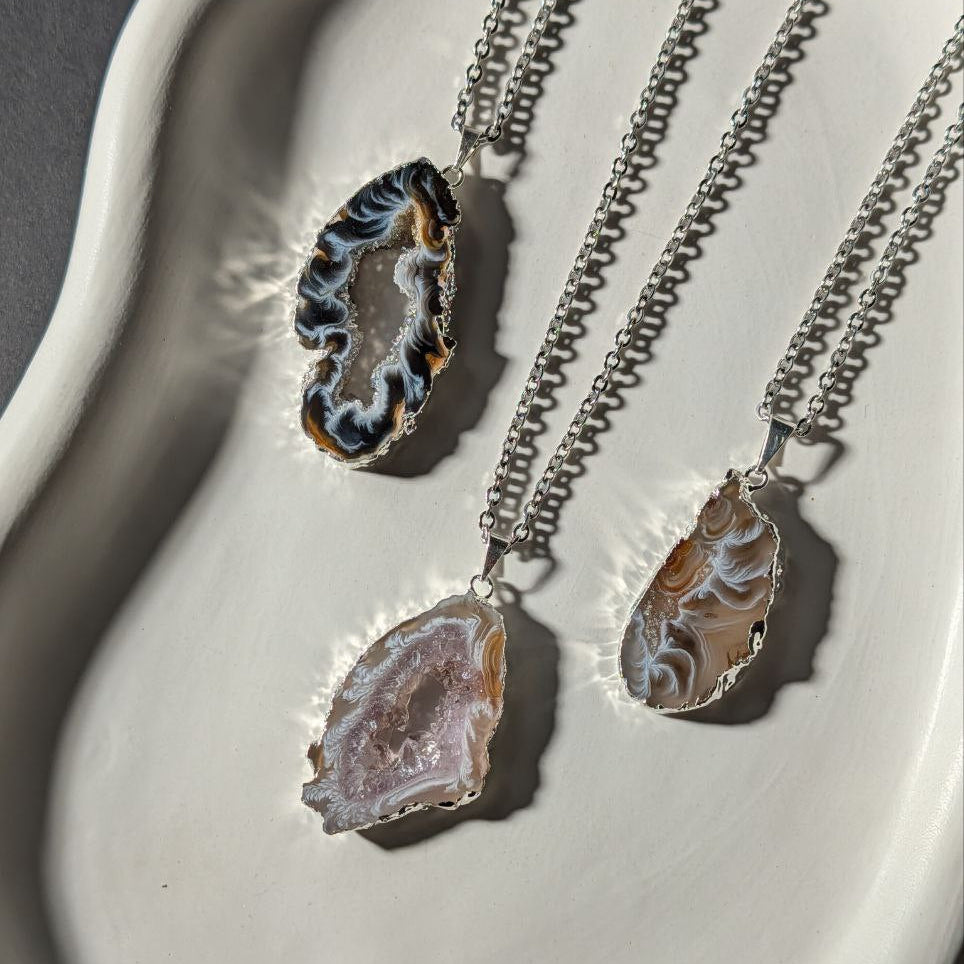 Einzigartige Achat Geode Kette (Unikat) an 60cm Kette, energetisch aufgeladen, in einer Keramikschale