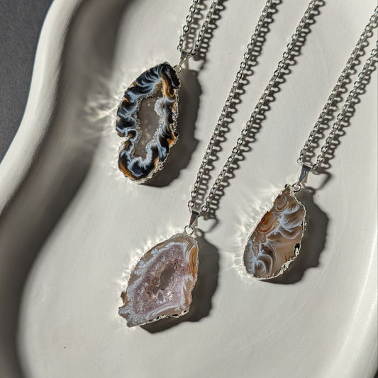 Einzigartige Achat Geode Kette (Unikat) an 60cm Kette, energetisch aufgeladen, in einer Keramikschale