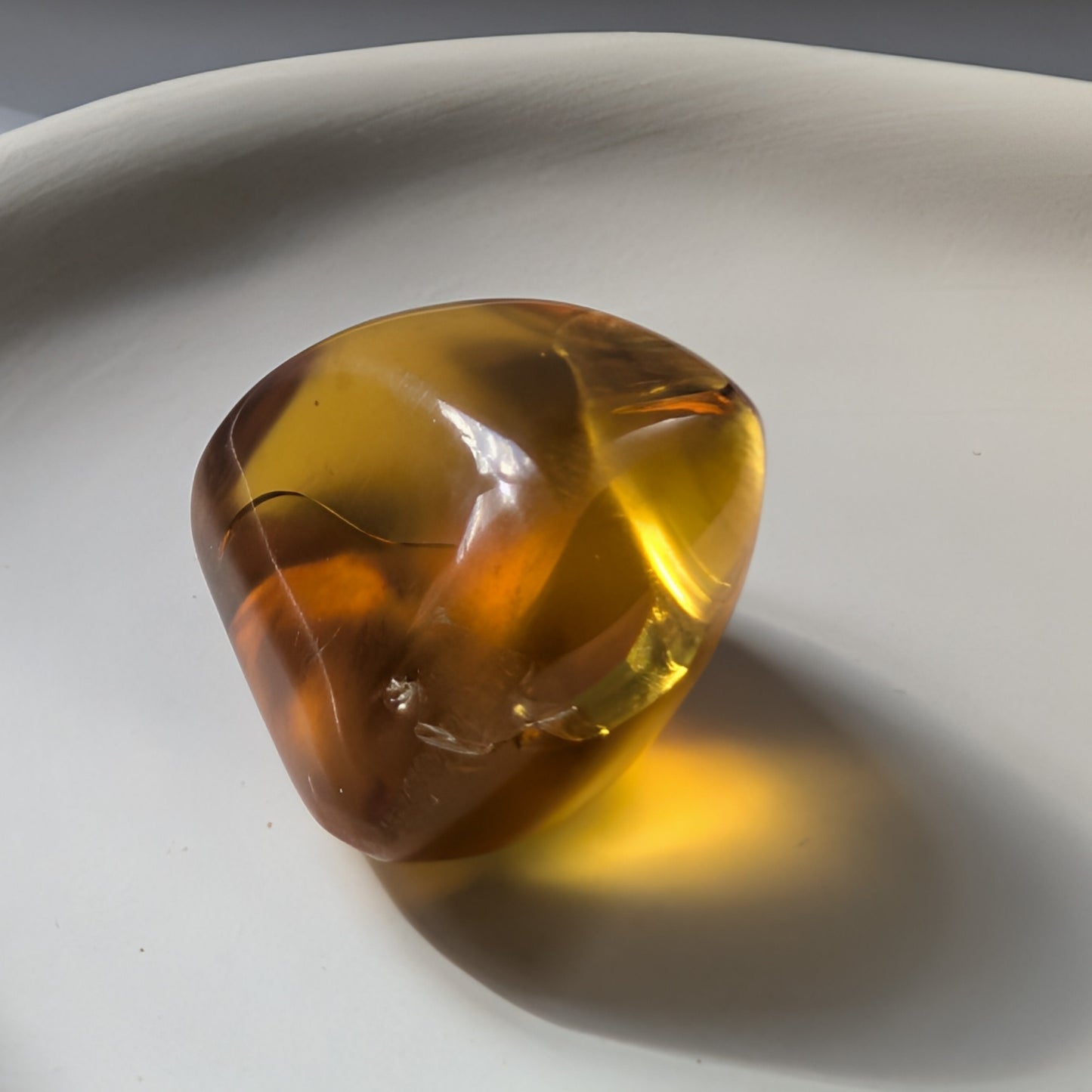 Einzigartiger Bicolor-Bernstein 'Die Träne der Sonne' mit mystischen, nebelartigen inneren Strukturen, die an eingefangenen Rauch erinnern.
