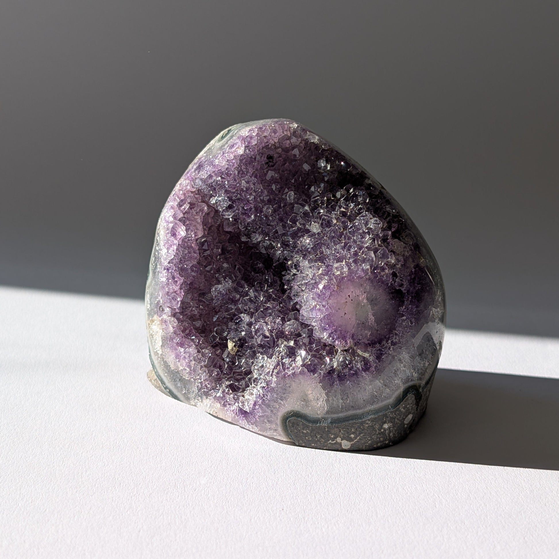 Einzigartiger Kristallschädel (376g), halb aus Amethyst Druzy, halb als Schädel geschnitzt.