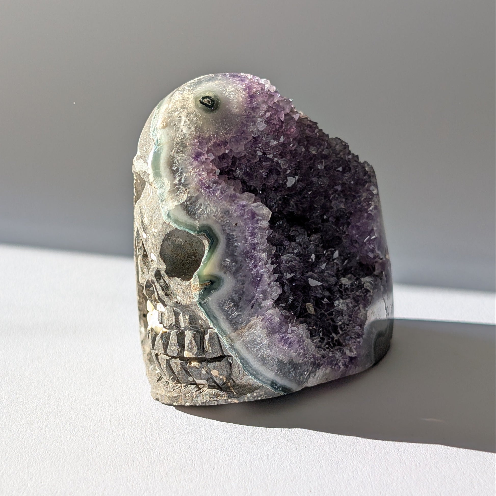 Einzigartiger Kristallschädel (376g), halb aus Amethyst Druzy, halb als Schädel geschnitzt.