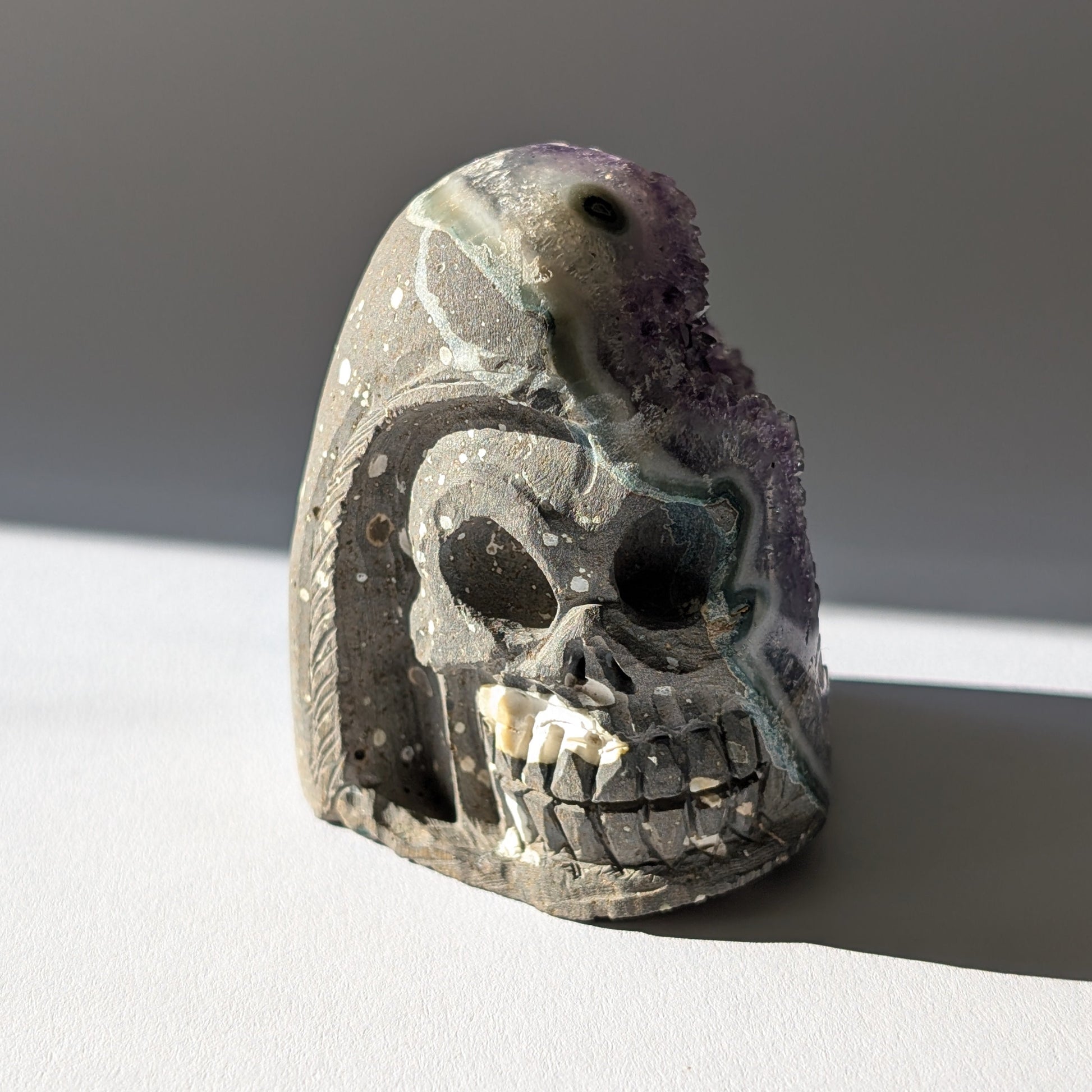Einzigartiger Kristallschädel (376g), halb aus Amethyst Druzy, halb als Schädel geschnitzt.