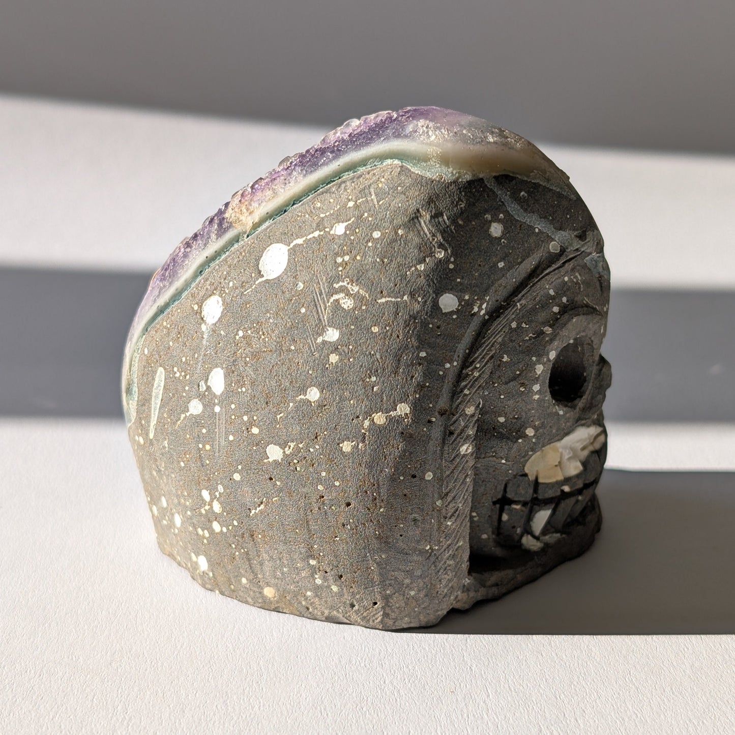 Einzigartiger Kristallschädel (376g), halb aus Amethyst Druzy, halb als Schädel geschnitzt.