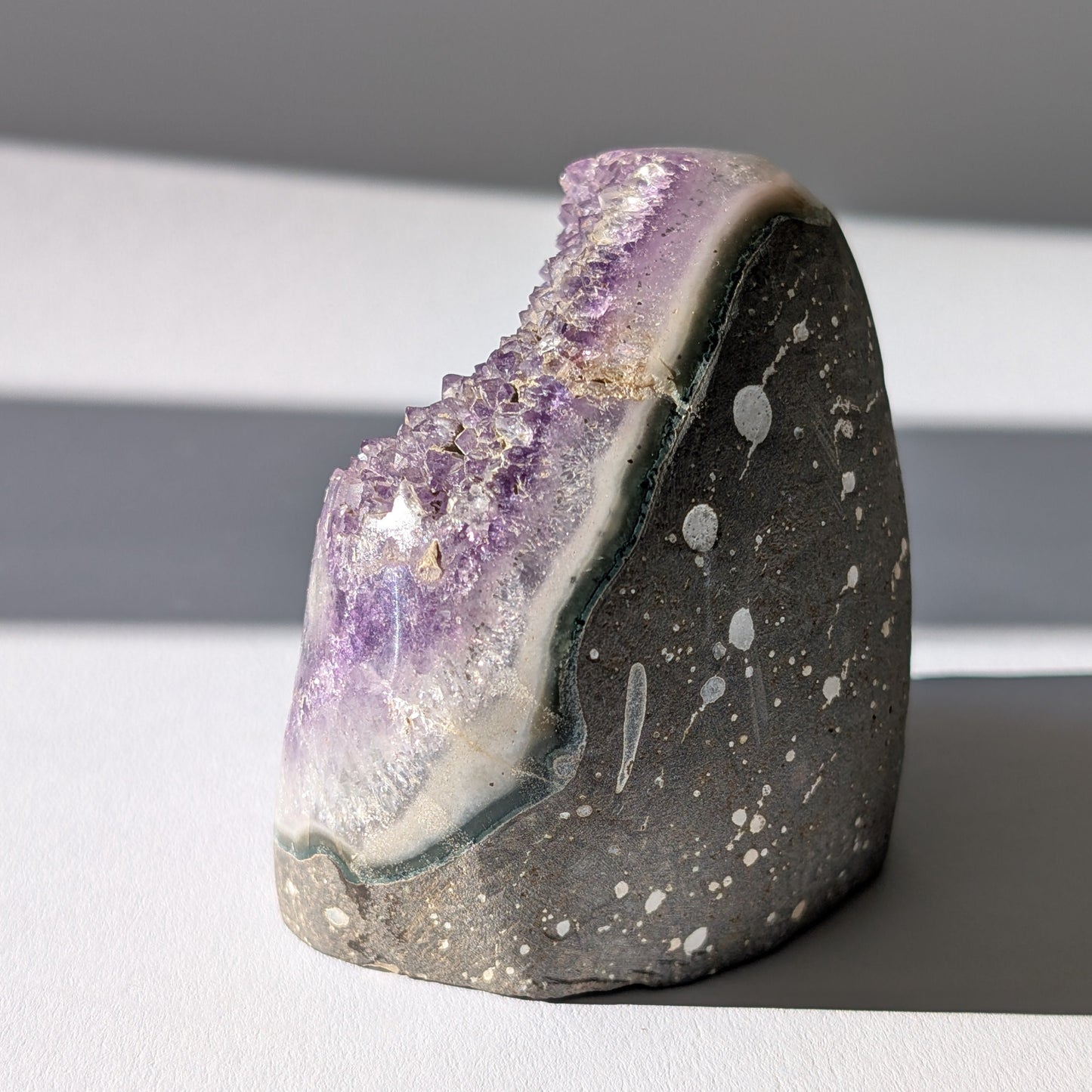 Einzigartiger Kristallschädel (376g), halb aus Amethyst Druzy, halb als Schädel geschnitzt.