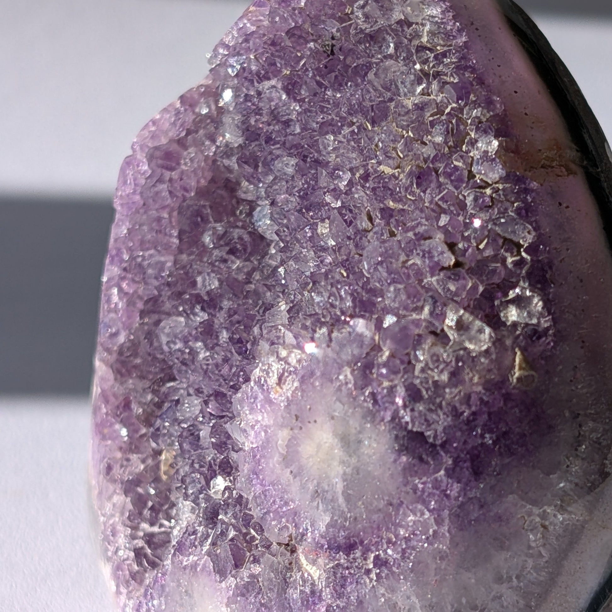 Einzigartiger Kristallschädel (376g), halb aus Amethyst Druzy, halb als Schädel geschnitzt.