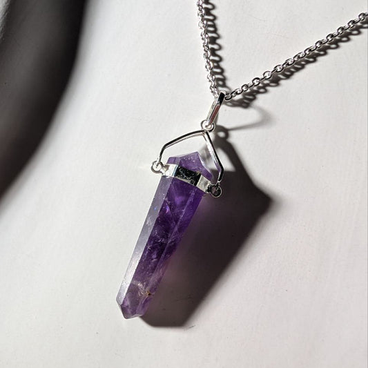Energetisch aufgeladene Amethyst Pendel-Kette (75cm) in einer Keramikschale