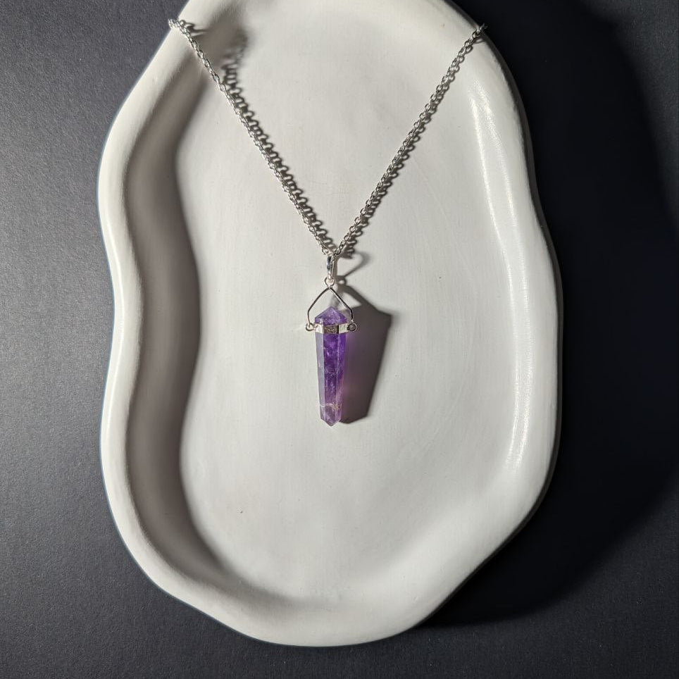 Energetisch aufgeladene Amethyst Pendel-Kette (75cm) in einer Keramikschale