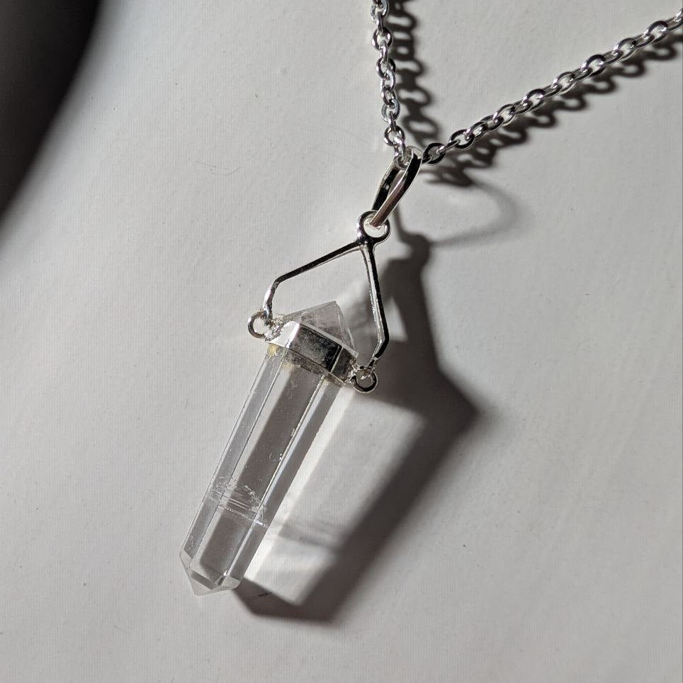 Energetisch aufgeladene Bergkristall Pendel-Kette (60cm) in einer Keramikschale