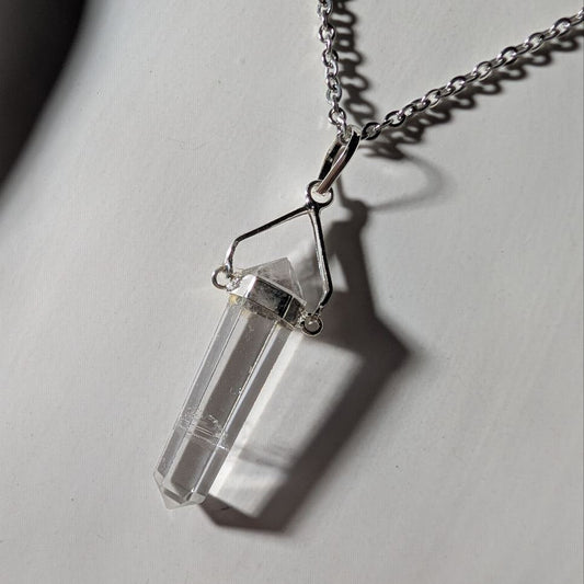 Energetisch aufgeladene Bergkristall Pendel-Kette (60cm) in einer Keramikschale