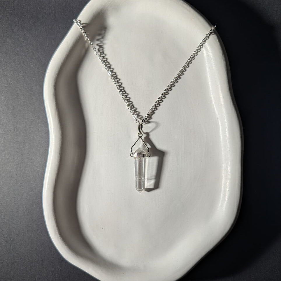Energetisch aufgeladene Bergkristall Pendel-Kette (60cm) in einer Keramikschale