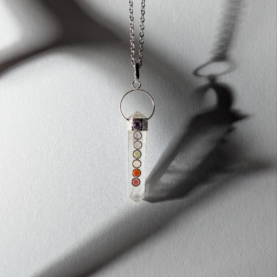 Energetisch aufgeladene Bergkristall Pendel-Kette mit 7 Chakra Steinen, 75cm lang, in einer Keramikschale