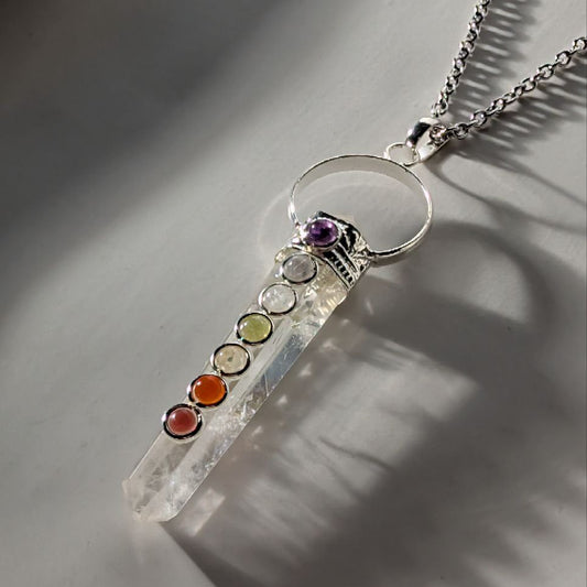 Energetisch aufgeladene Bergkristall Pendel-Kette mit 7 Chakra Steinen, 75cm lang, in einer Keramikschale