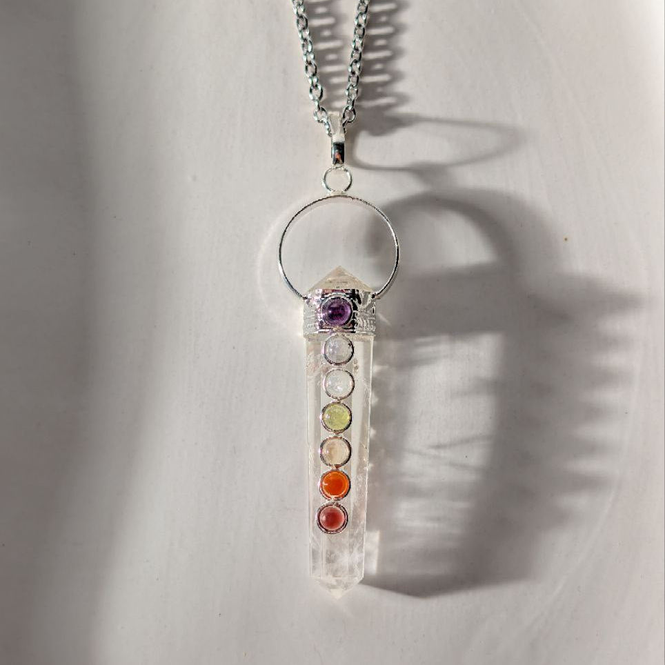 Energetisch aufgeladene Bergkristall Pendel-Kette mit 7 Chakra Steinen, 75cm lang, in einer Keramikschale