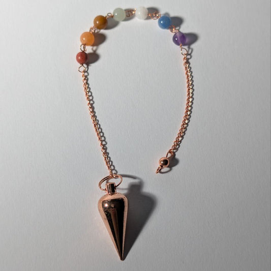 Energetisch aufgeladenes Kupfer Pendel mit einer Kette aus 7 Chakra Steinen