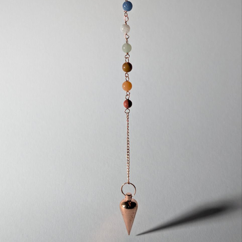Energetisch aufgeladenes Kupfer Pendel mit einer Kette aus 7 Chakra Steinen