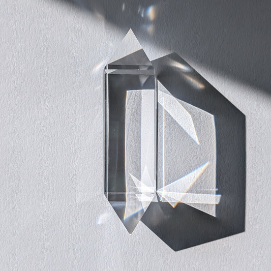 Entdecke diesen reinen Vogel-Stab (69g) aus wasserklarem Bergkristall. Ein 4-seitiger Doppelender für klare Energiearbeit, Erdung & Meditation.