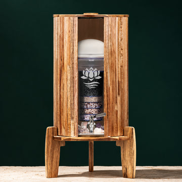 Lotus Vita Filterstation KENDRA 9 L | Glas-Wasserfilter aus Borosilikatglas mit Bambus oder Akazie