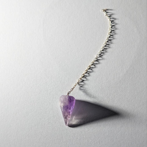 Facettiertes Amethyst Pendel (Unikat) für Intuition, energetisch aufgeladen, in einer Keramikschale