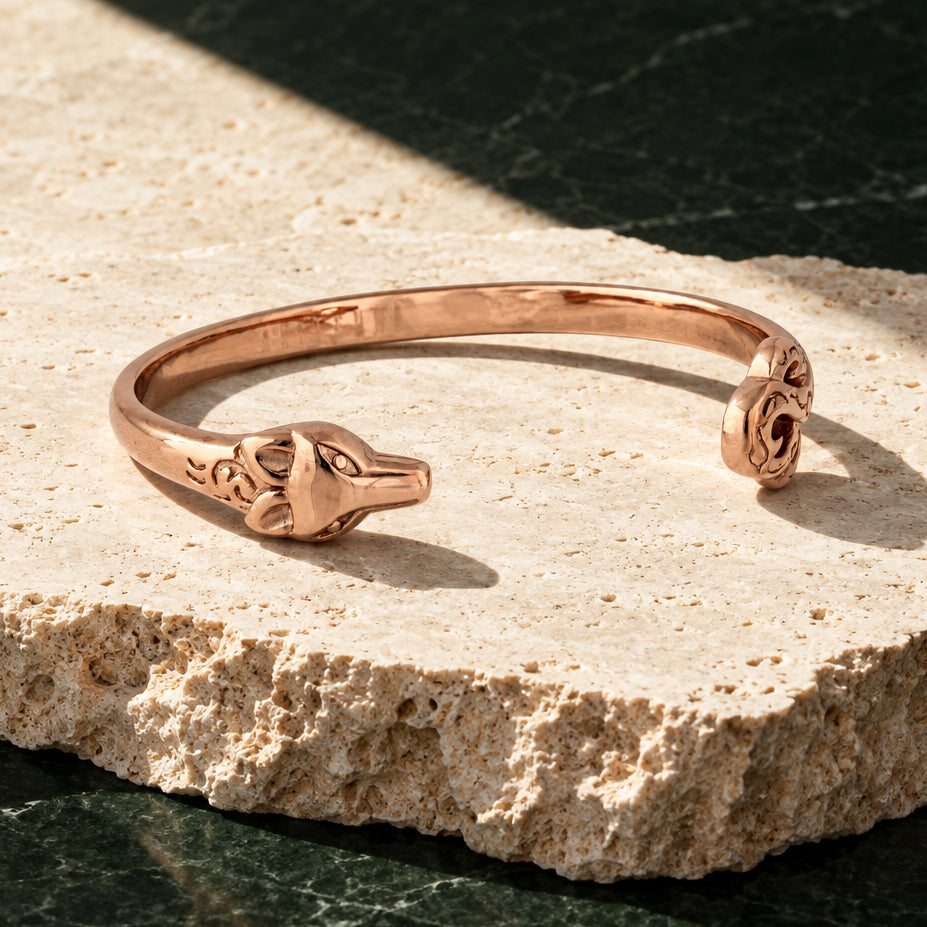 Akitsune Ferus Armreif Roségold mit Fuchs-Design, Seitenansicht