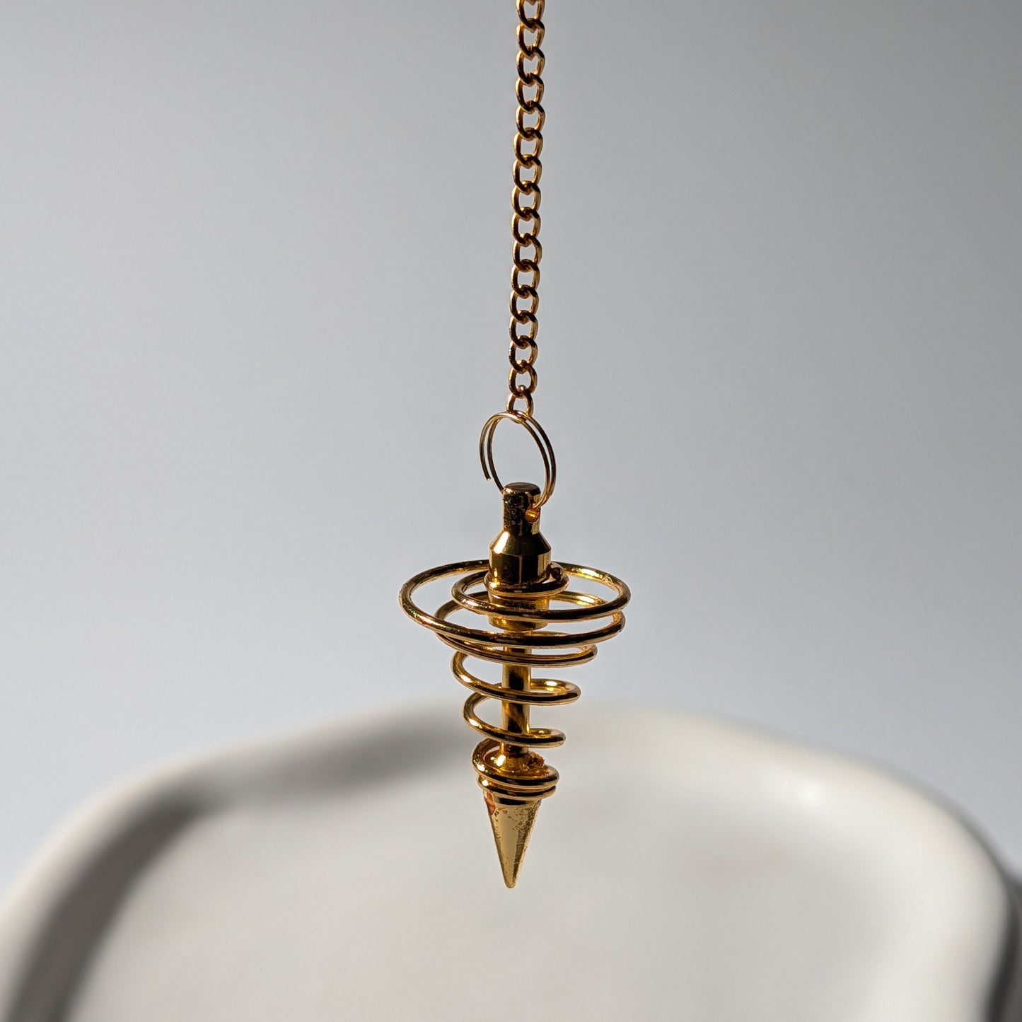 Finde deine Antworten. Hochwertiges Spiralpendel aus Metall (Gold). Made in Spain. Ideal für Radiästhesie, Energiearbeit & Chakra-Diagnose. (