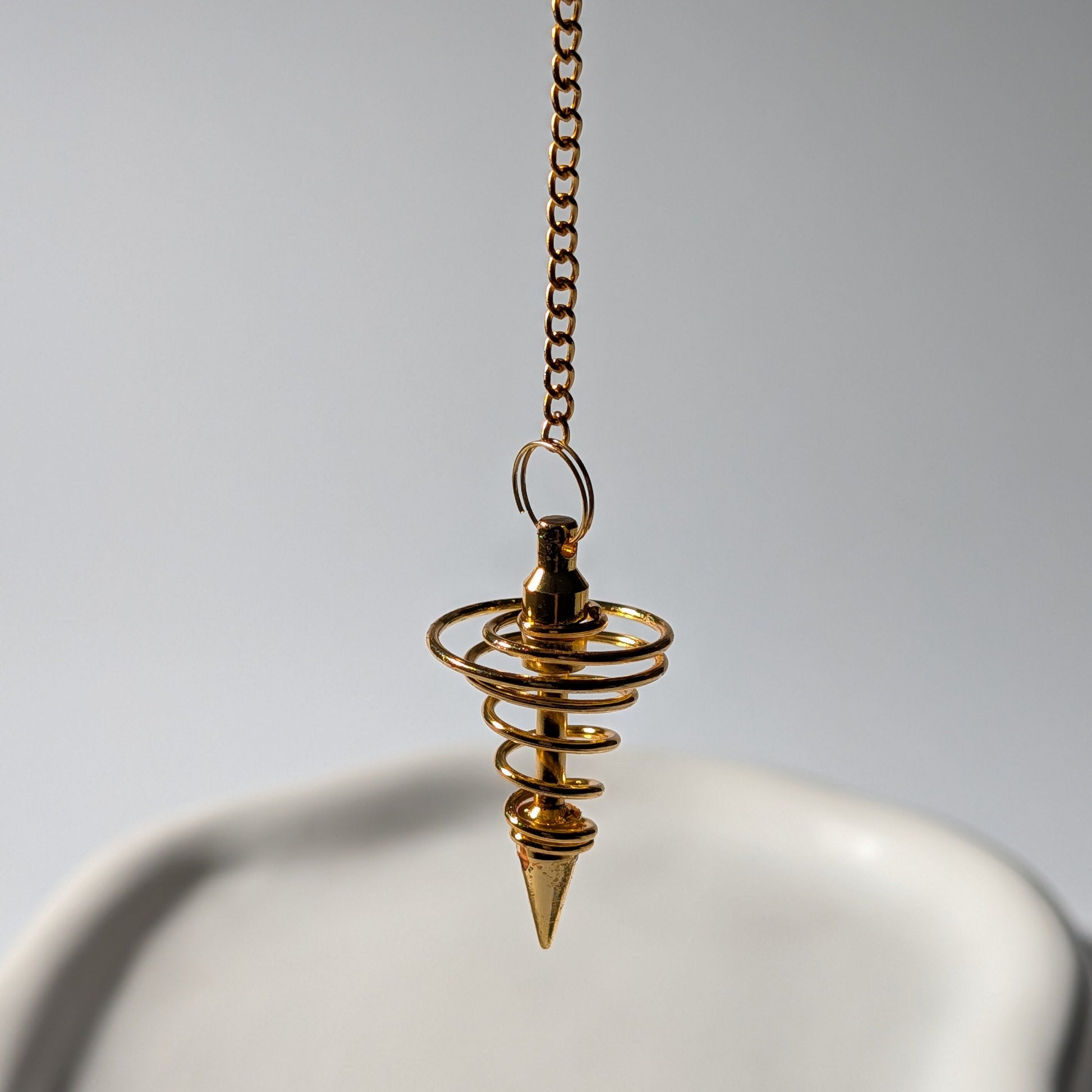Finde deine Antworten. Hochwertiges Spiralpendel aus Metall (Gold). Made in Spain. Ideal für Radiästhesie, Energiearbeit & Chakra-Diagnose. (