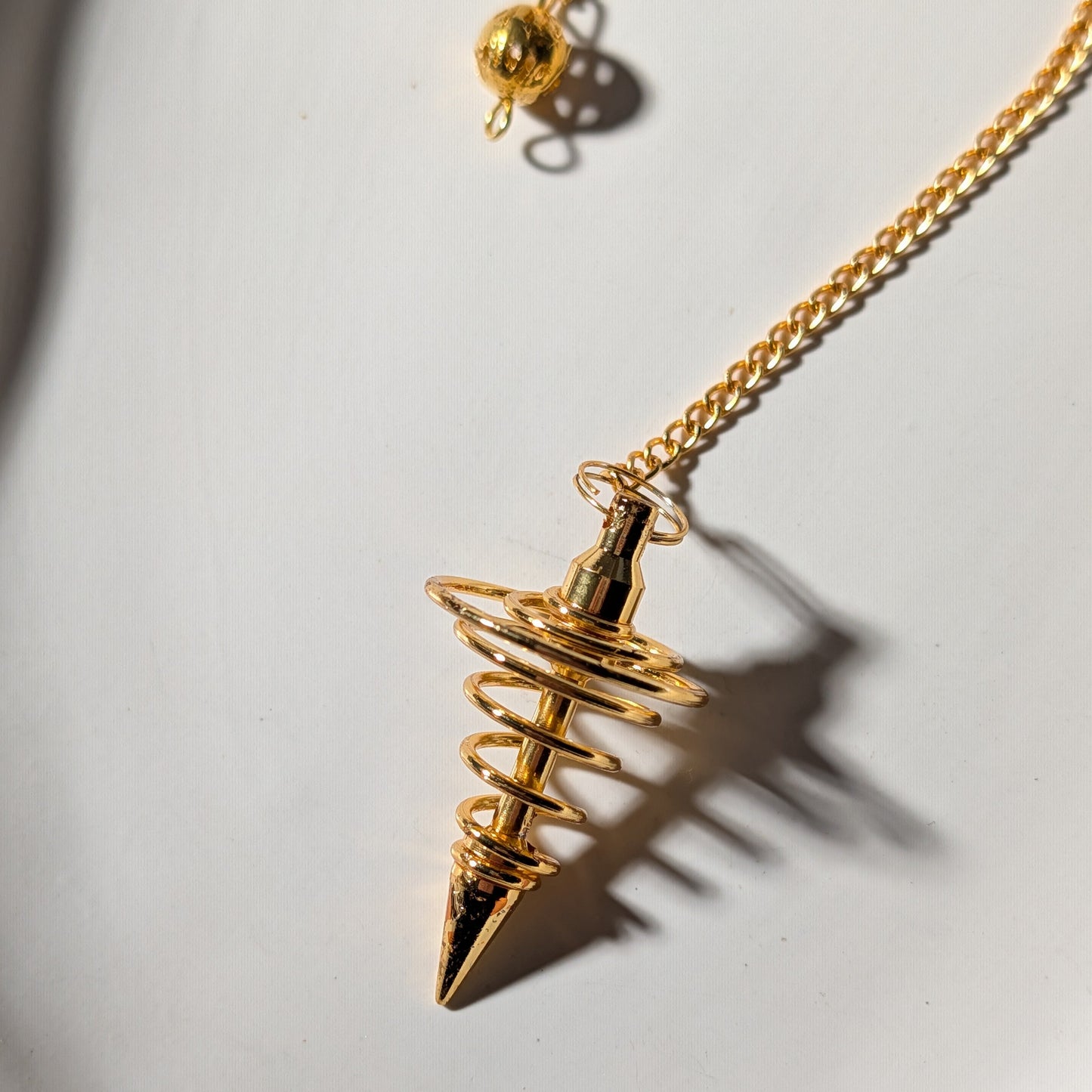 Finde deine Antworten. Hochwertiges Spiralpendel aus Metall (Gold). Made in Spain. Ideal für Radiästhesie, Energiearbeit & Chakra-Diagnose. (