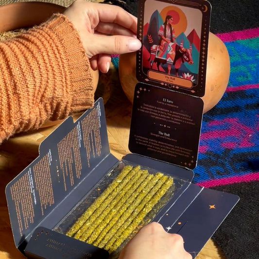 Geöffnete Box der Sagrada Madre Sacred Animals Orakel-Räucherstäbchen mit einer Orakelkarte "The Bull".