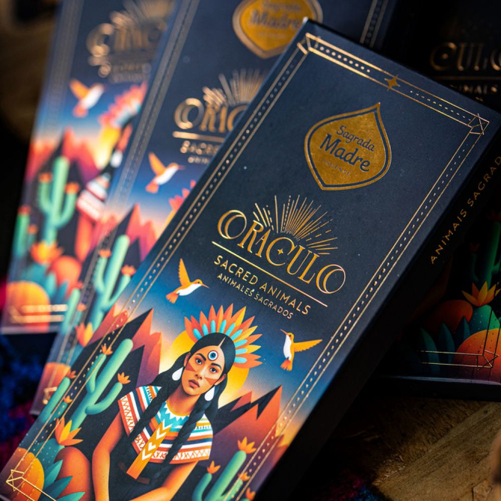 Geöffnete Box der Sagrada Madre Sacred Animals Orakel-Räucherstäbchen mit einer Orakelkarte "The Bull".