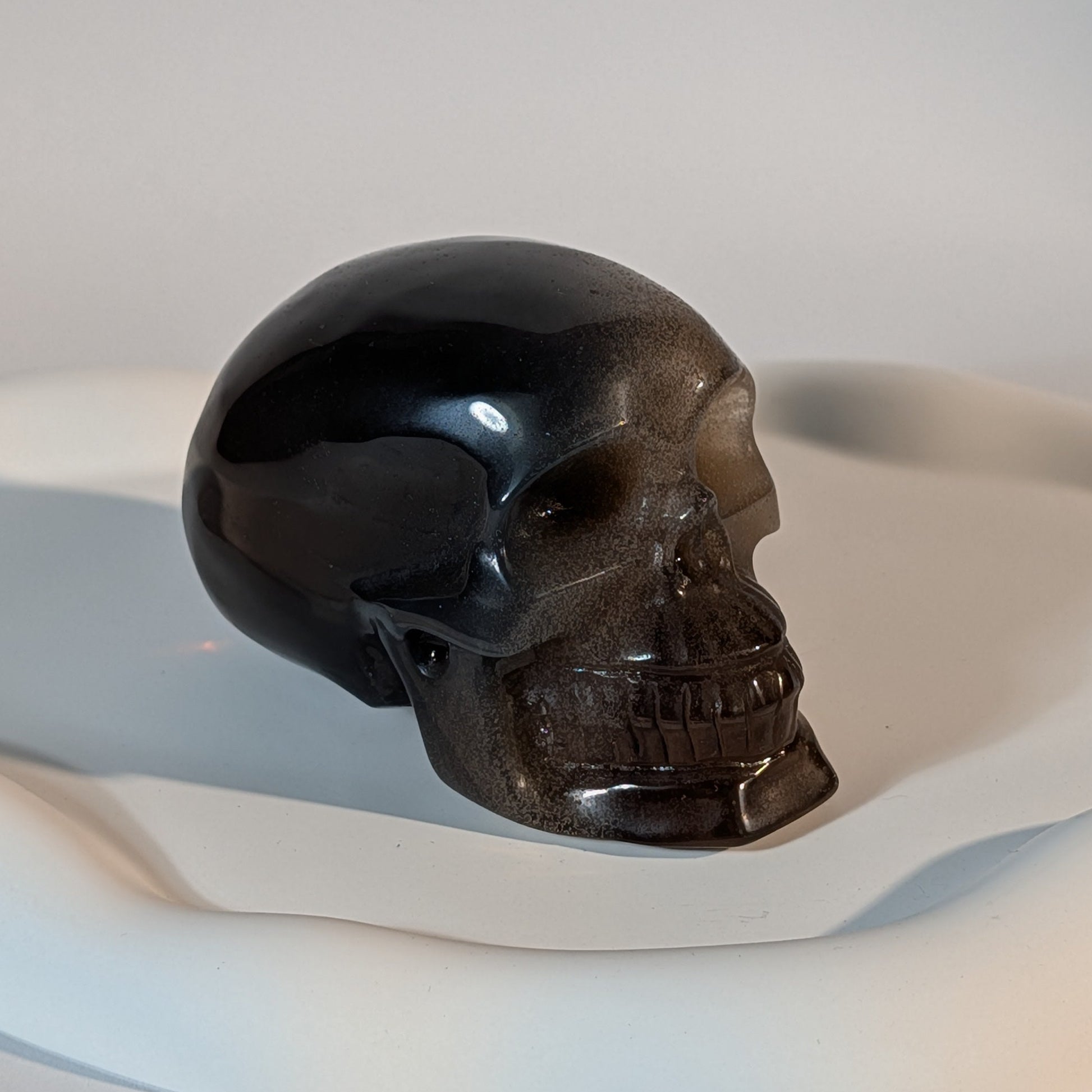 Gefährlich wirkender Kristallschädel Briar aus künstlich gefärbtem Quarz 249g mit harten, dunklen Schatten
