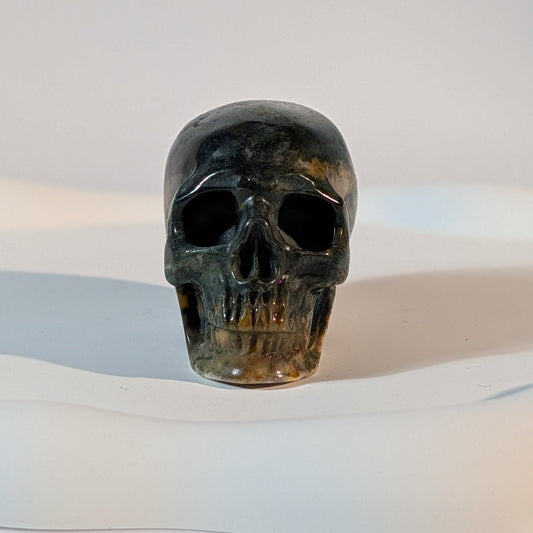 Gefährlich wirkender Kristallschädel Hegard aus tiefdunklem Heliotrop 83g mit blutroten und aschfahlen Narben