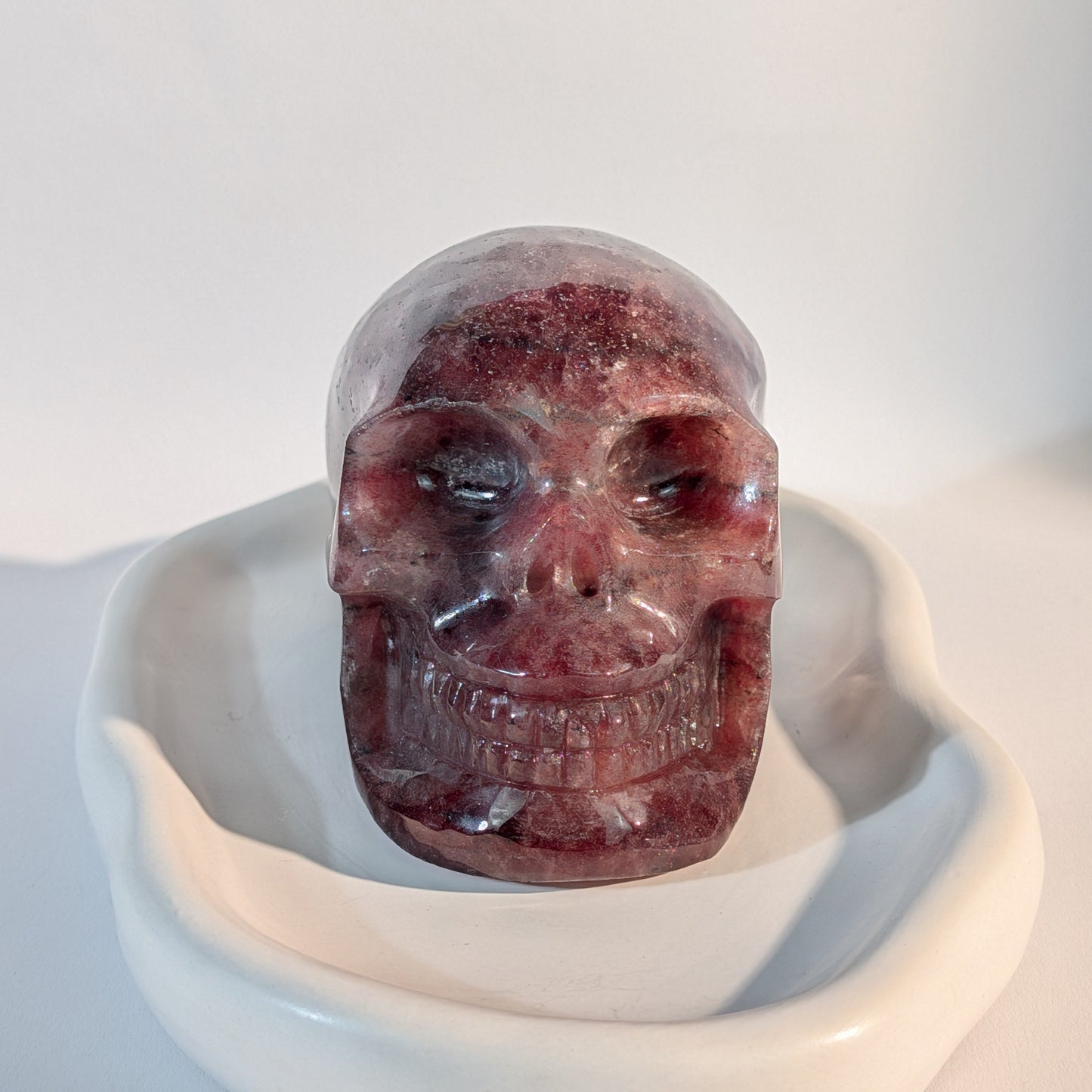 Gefährlich wirkender Kristallschädel Morur aus dichtem, rotem Erdbeerquarz 1133g mit harten Schatten