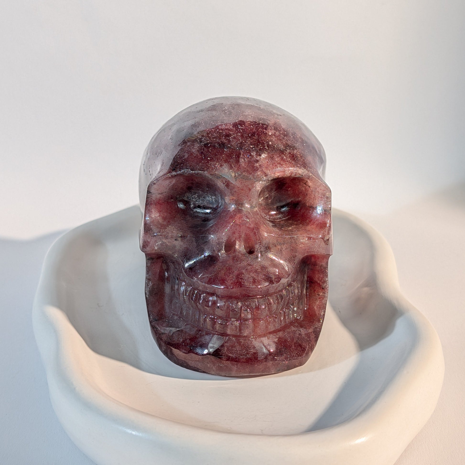 Gefährlich wirkender Kristallschädel Morur aus dichtem, rotem Erdbeerquarz 1133g mit harten Schatten