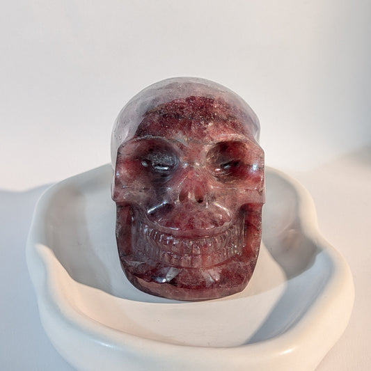 Gefährlich wirkender Kristallschädel Morur aus dichtem, rotem Erdbeerquarz 1133g mit harten Schatten
