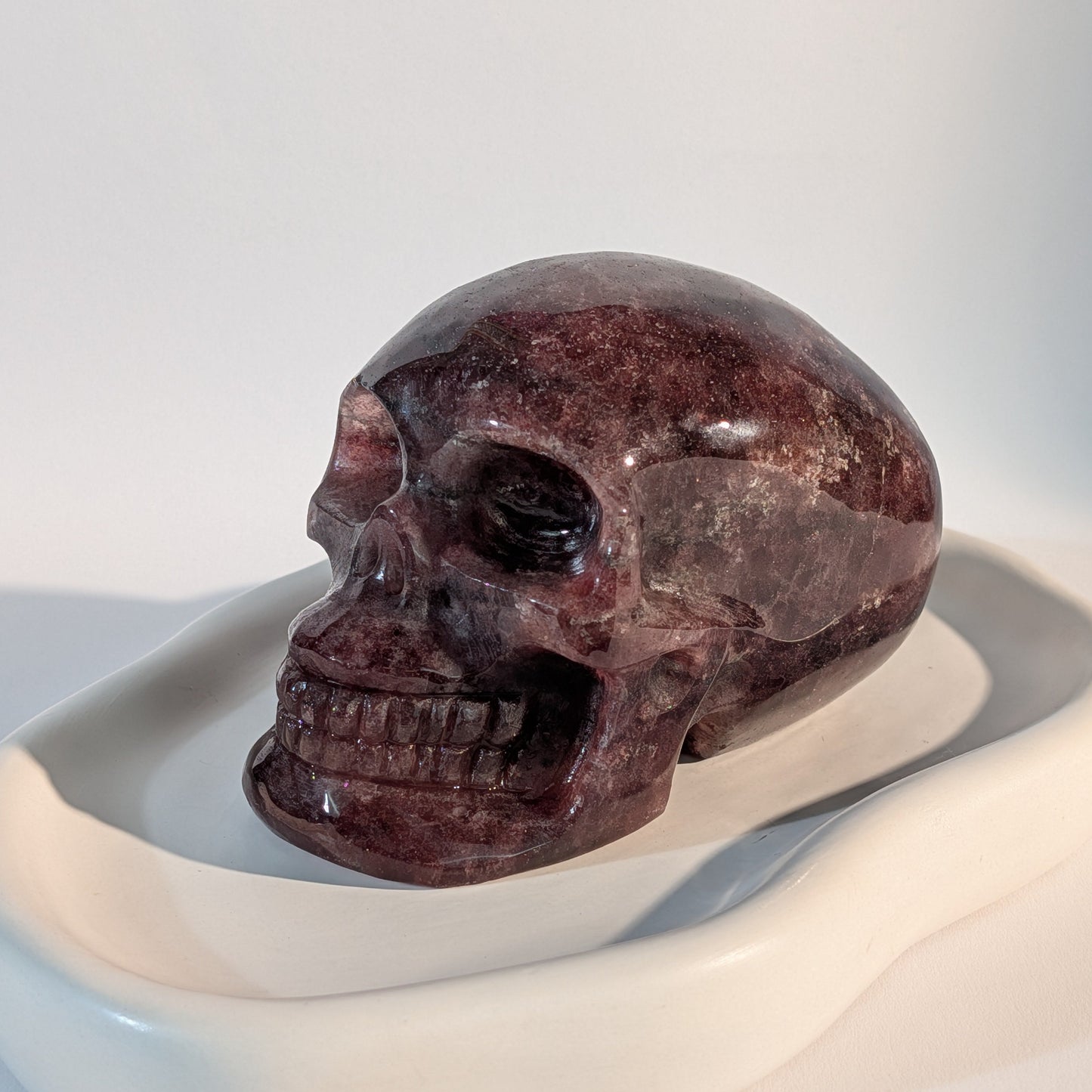 Gefährlich wirkender Kristallschädel Morur aus dichtem, rotem Erdbeerquarz 1133g mit harten Schatten