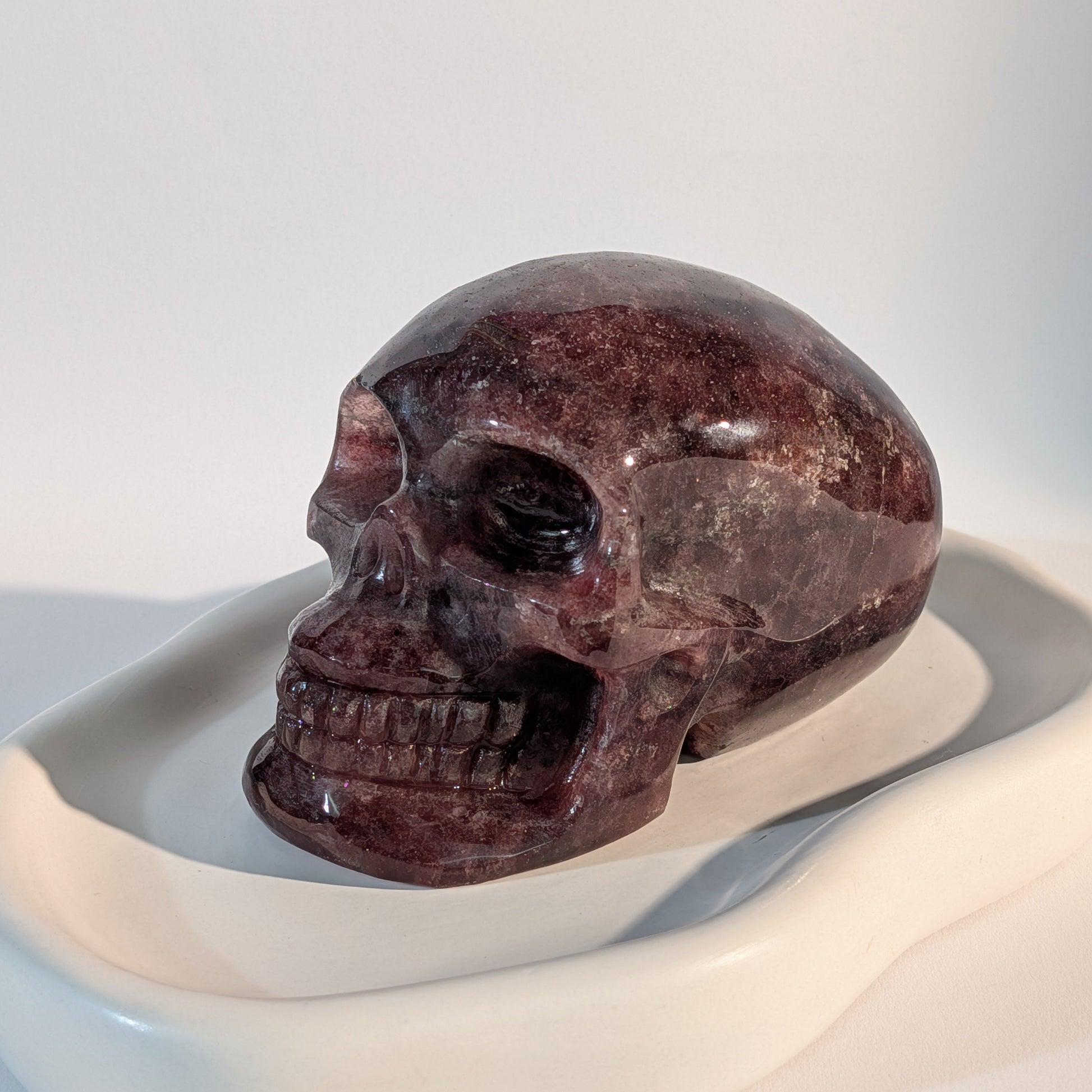 Gefährlich wirkender Kristallschädel Morur aus dichtem, rotem Erdbeerquarz 1133g mit harten Schatten
