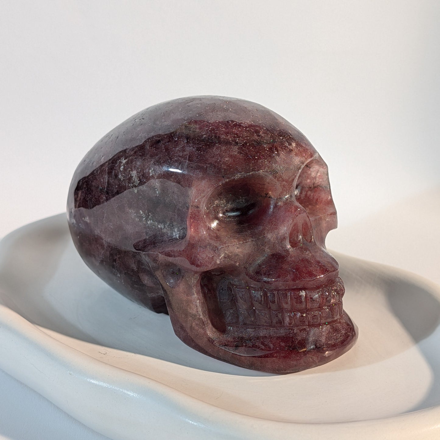 Gefährlich wirkender Kristallschädel Morur aus dichtem, rotem Erdbeerquarz 1133g mit harten Schatten