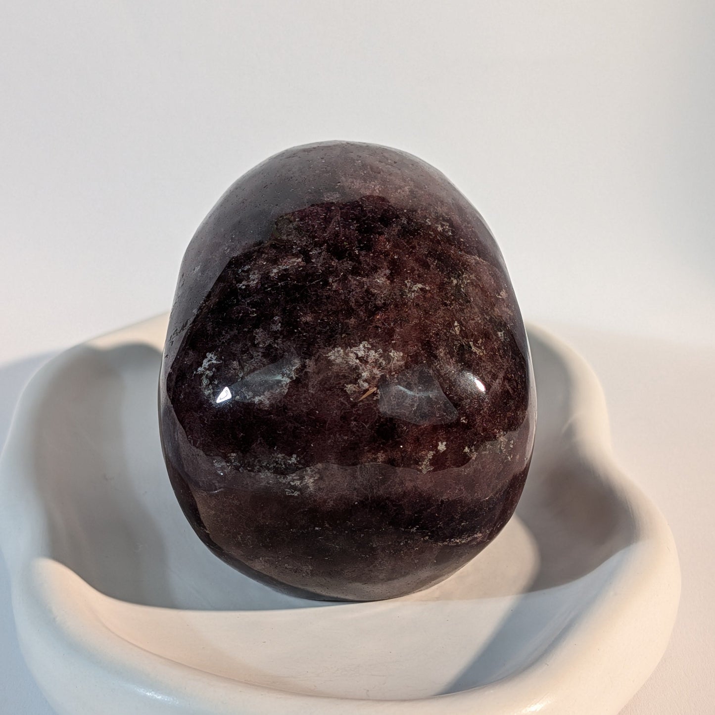 Gefährlich wirkender Kristallschädel Morur aus dichtem, rotem Erdbeerquarz 1133g mit harten Schatten