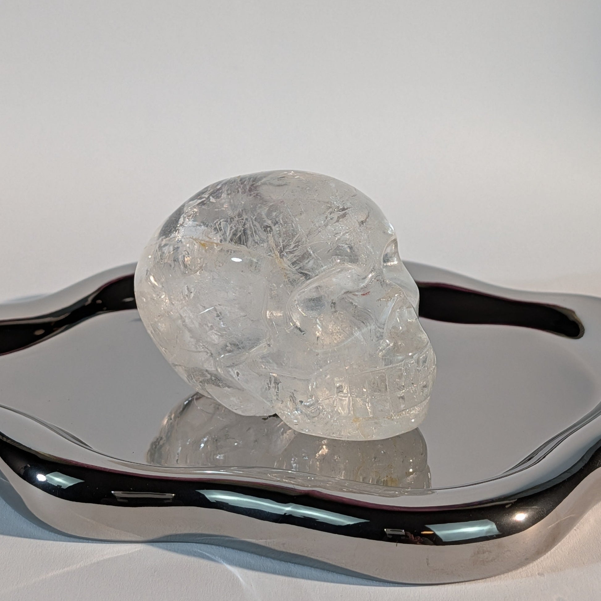 Gefährlich wirkender Kristallschädel Nova aus eiskaltem Bergkristall 284g mit harten Kanten und tiefen Schatten