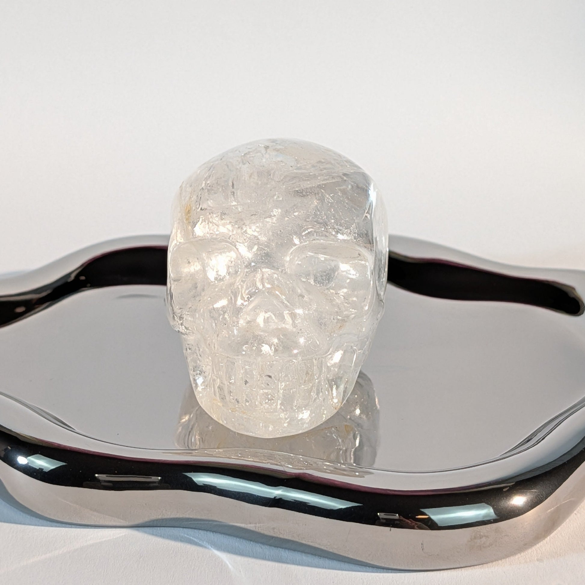 Gefährlich wirkender Kristallschädel Nova aus eiskaltem Bergkristall 284g mit harten Kanten und tiefen Schatten