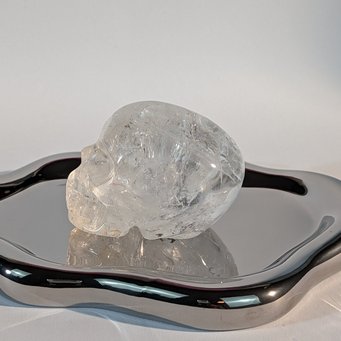 Gefährlich wirkender Kristallschädel Nova aus eiskaltem Bergkristall 284g mit harten Kanten und tiefen Schatten