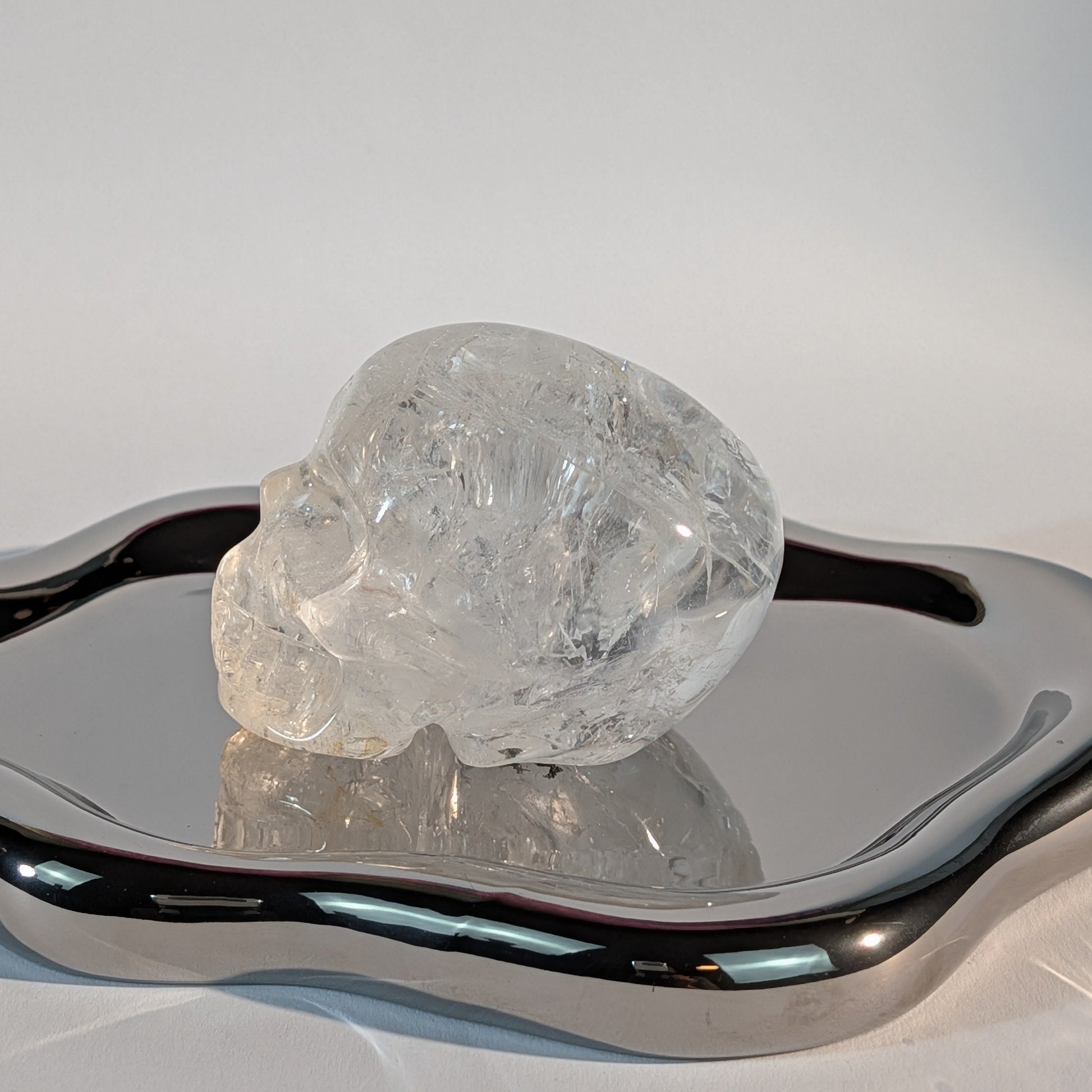 Gefährlich wirkender Kristallschädel Nova aus eiskaltem Bergkristall 284g mit harten Kanten und tiefen Schatten