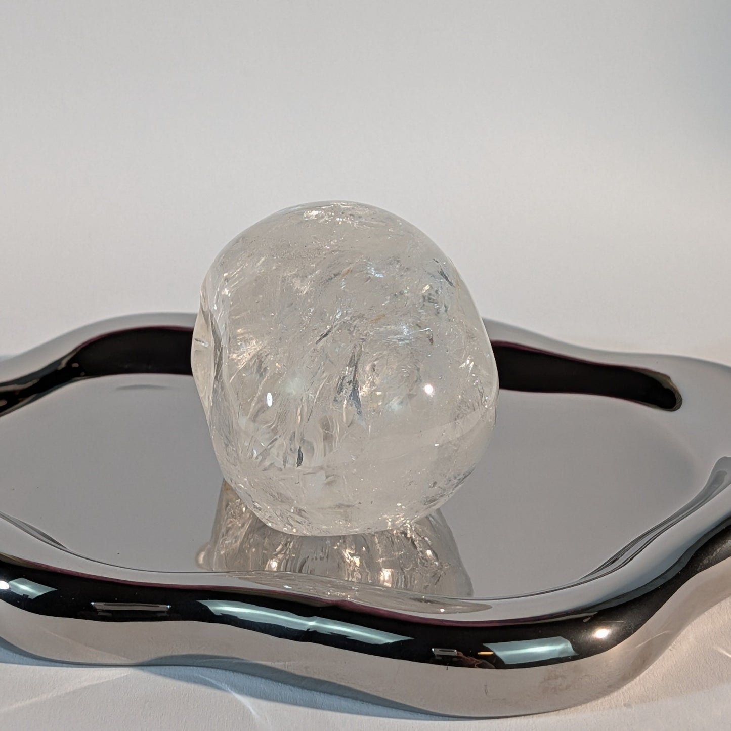 Gefährlich wirkender Kristallschädel Nova aus eiskaltem Bergkristall 284g mit harten Kanten und tiefen Schatten